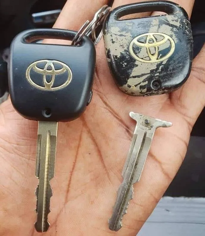 Car locksmith helping with a vehicle lockout in Tuscaloosa, AL